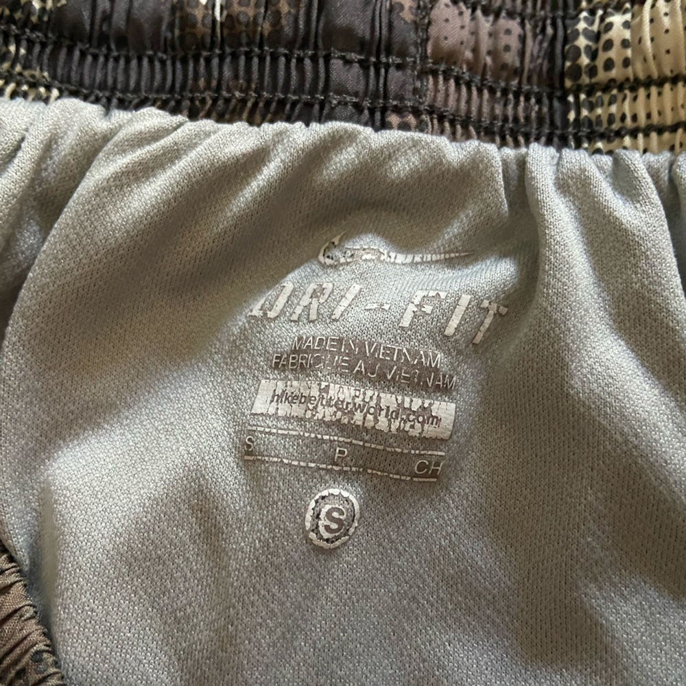 Nike: brown nike shirts with polka dots - Picture 3 of 3